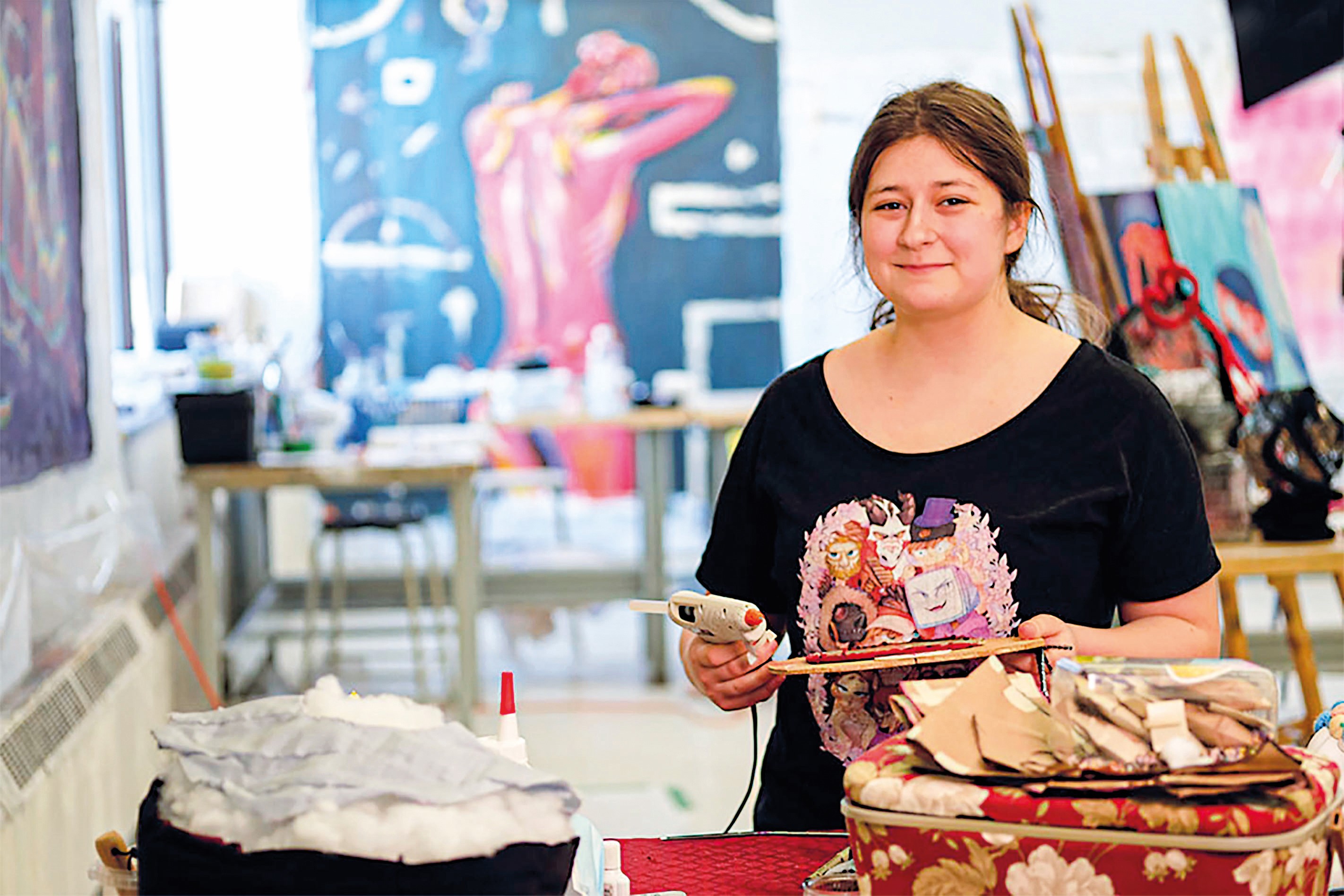 Une étudiante du Cégep de Lévis travaillant sur un projet d'arts visuels.