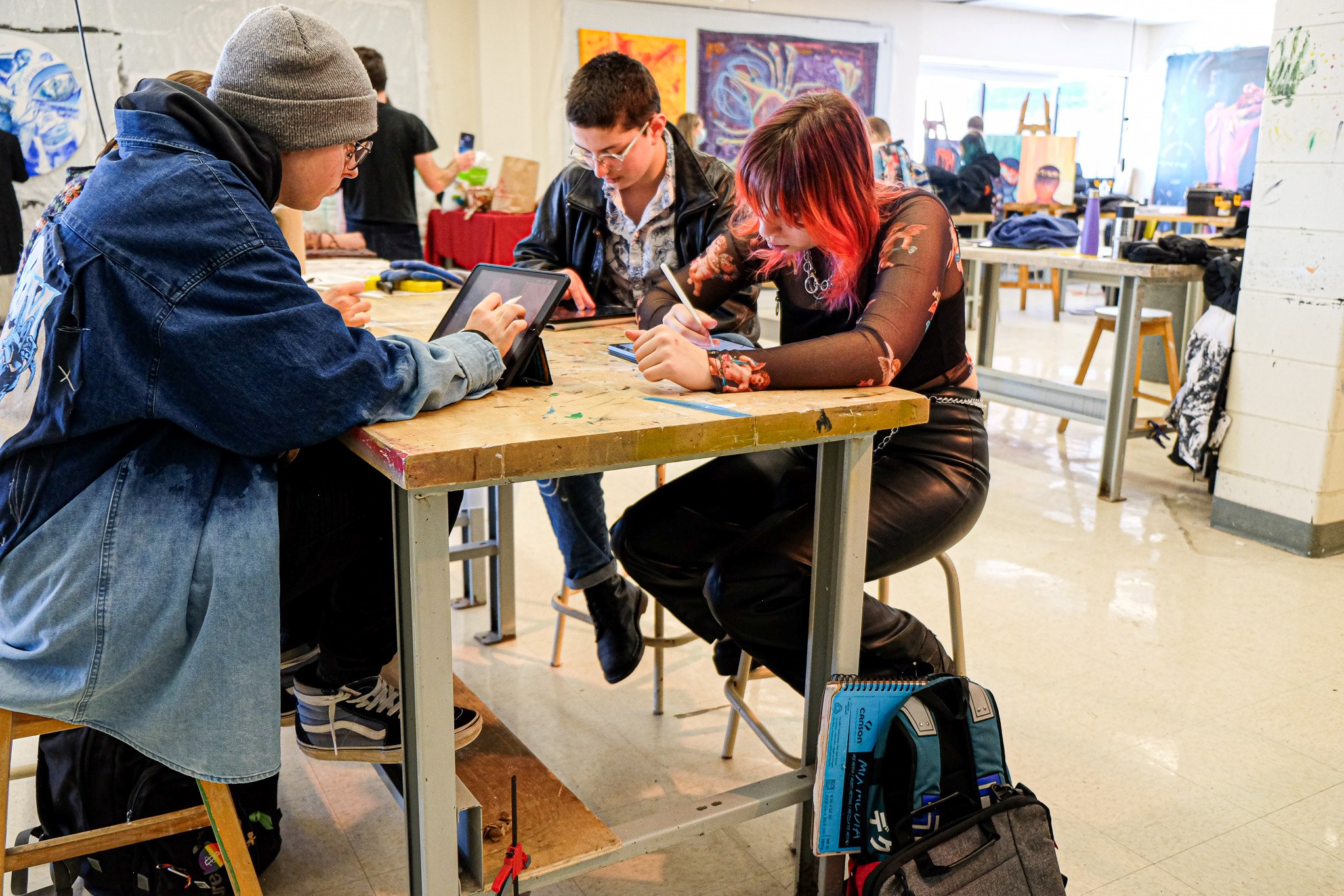 Des étudiants du Cégep de Lévis en atelier de travail d'arts visuels.