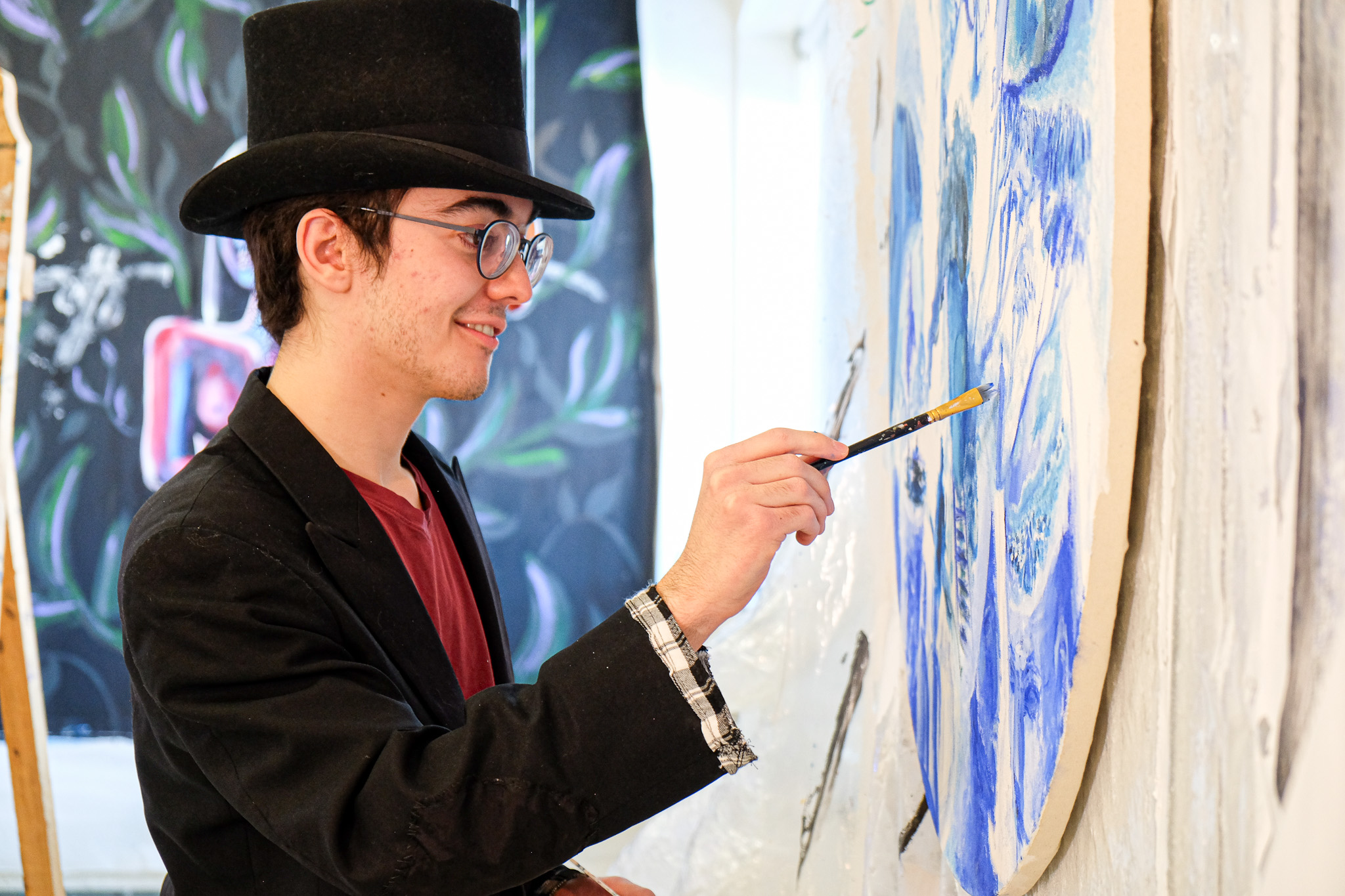Un étudiant du Cégep de Lévis en arts visuels qui peinture.
