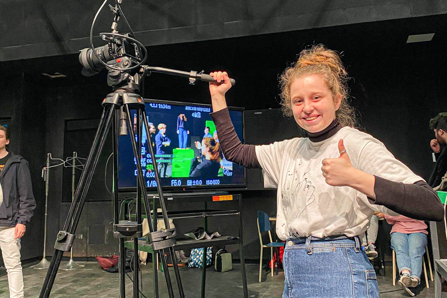 Une étudiante du Cégep de Lévis qui filme dans un studi de cinéma.