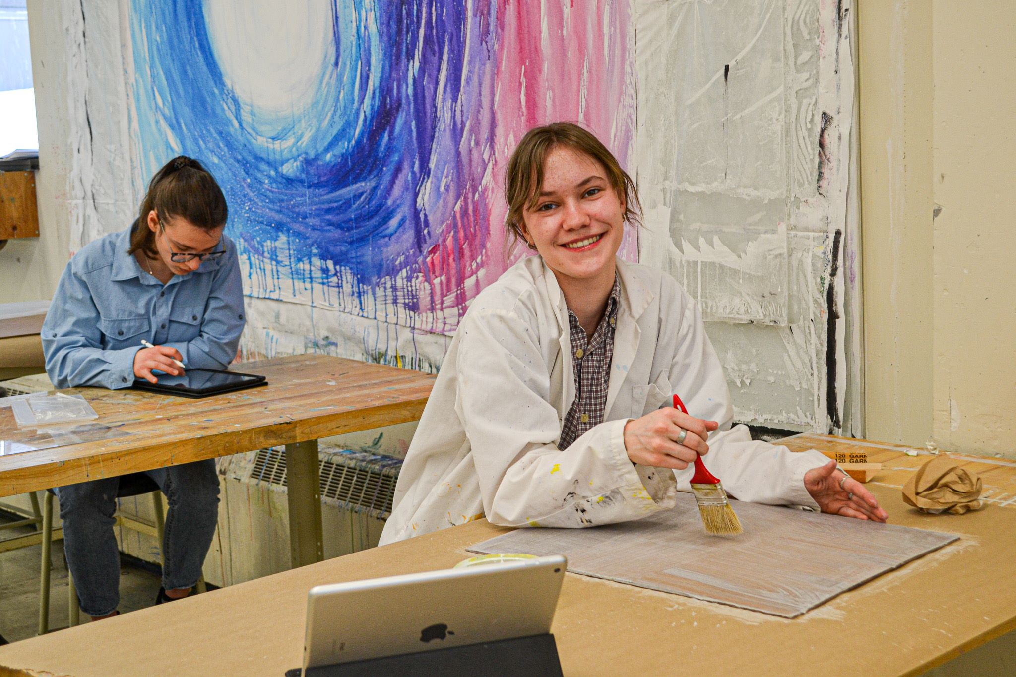 Des étudiantes du Cégep de Lévis en classe d'arts visuels.