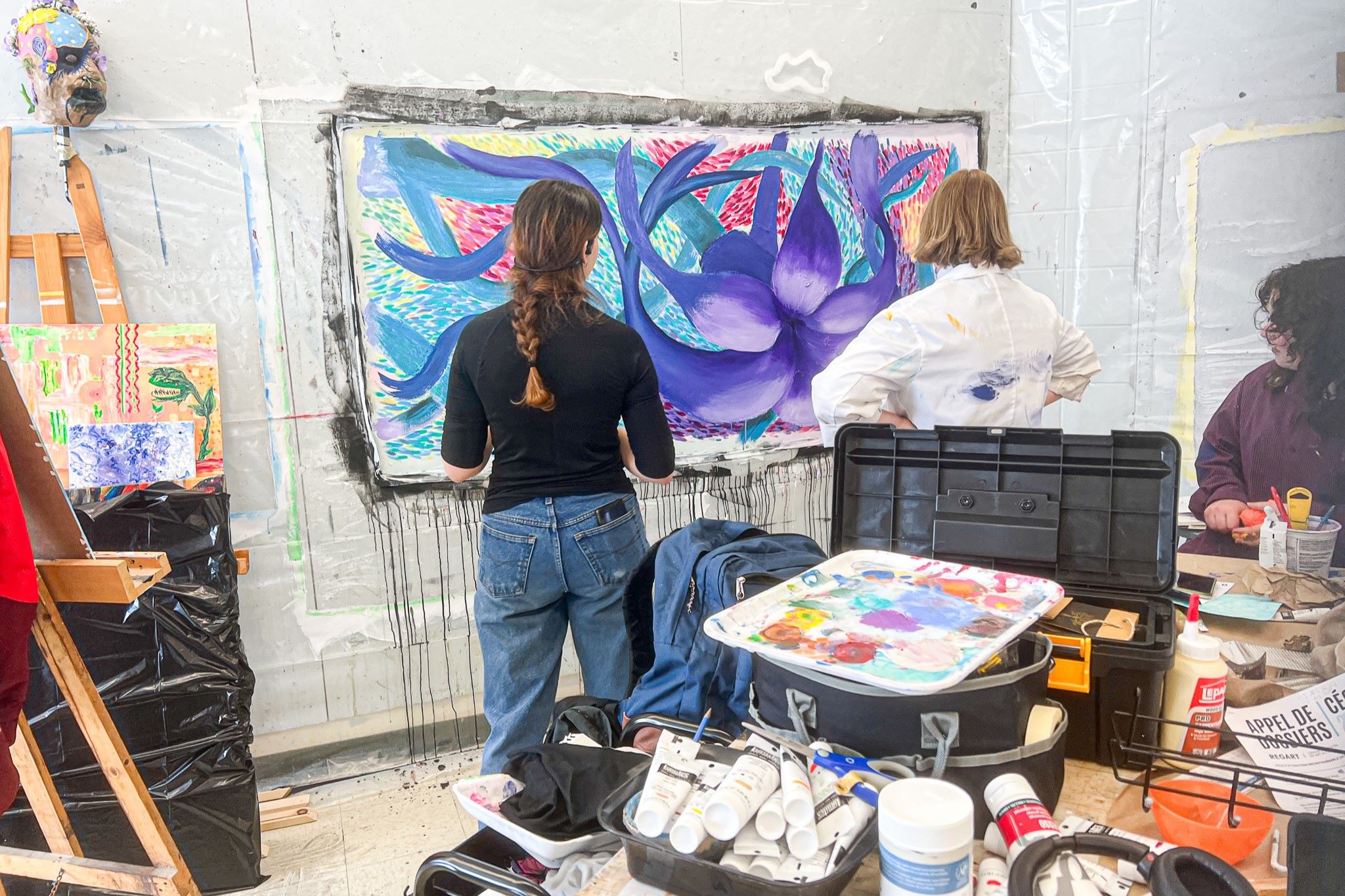 Des étudiantes du Cégep de Lévis qui font une peinture grand format.