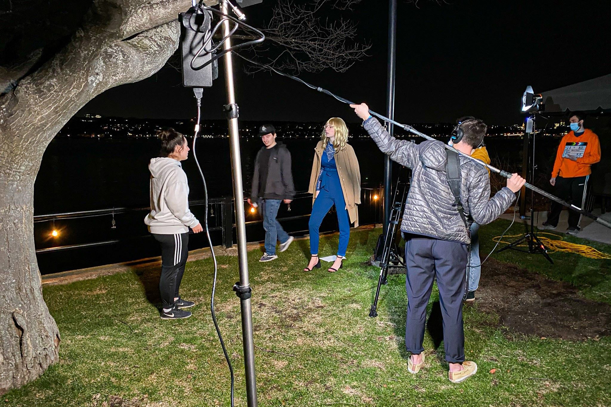 Des étudiants du Cégep de Lévis en tournage nocture à l'extérieur.