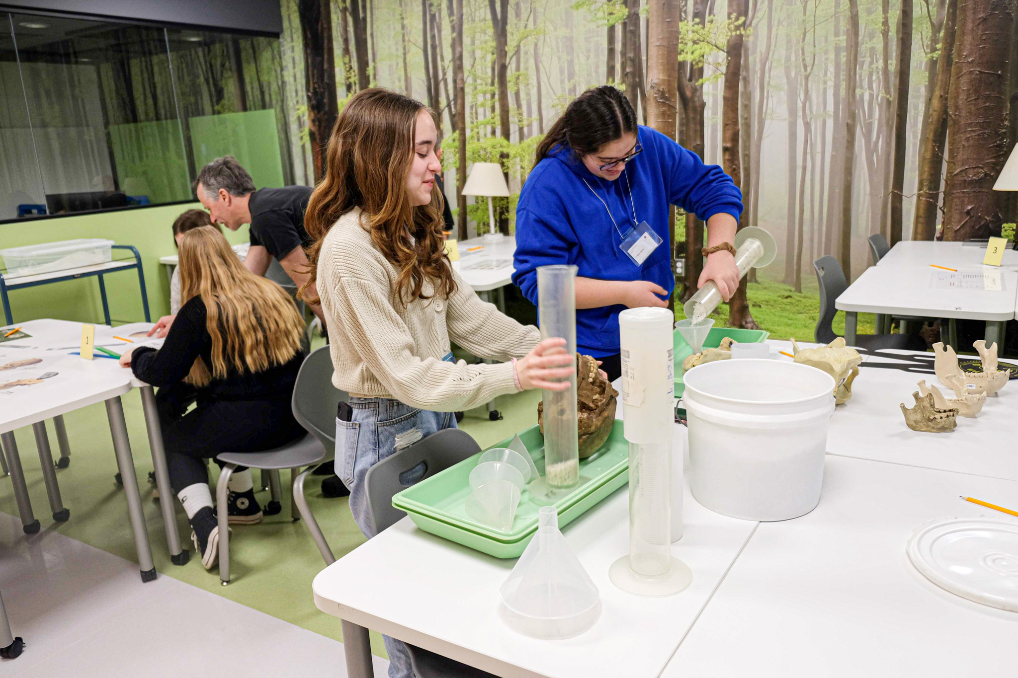 étudiantes dans un cours de sciences avec cylindres gradués