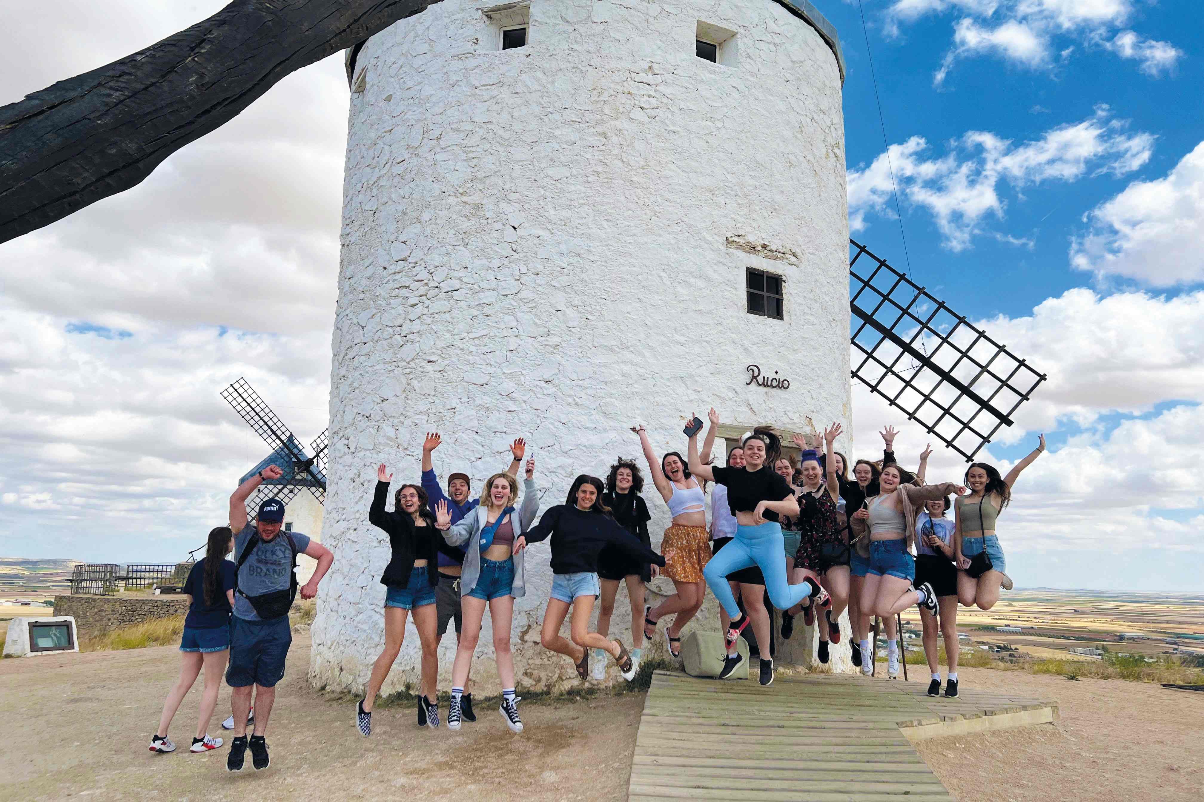 groupe d'étudiants devant un moulin