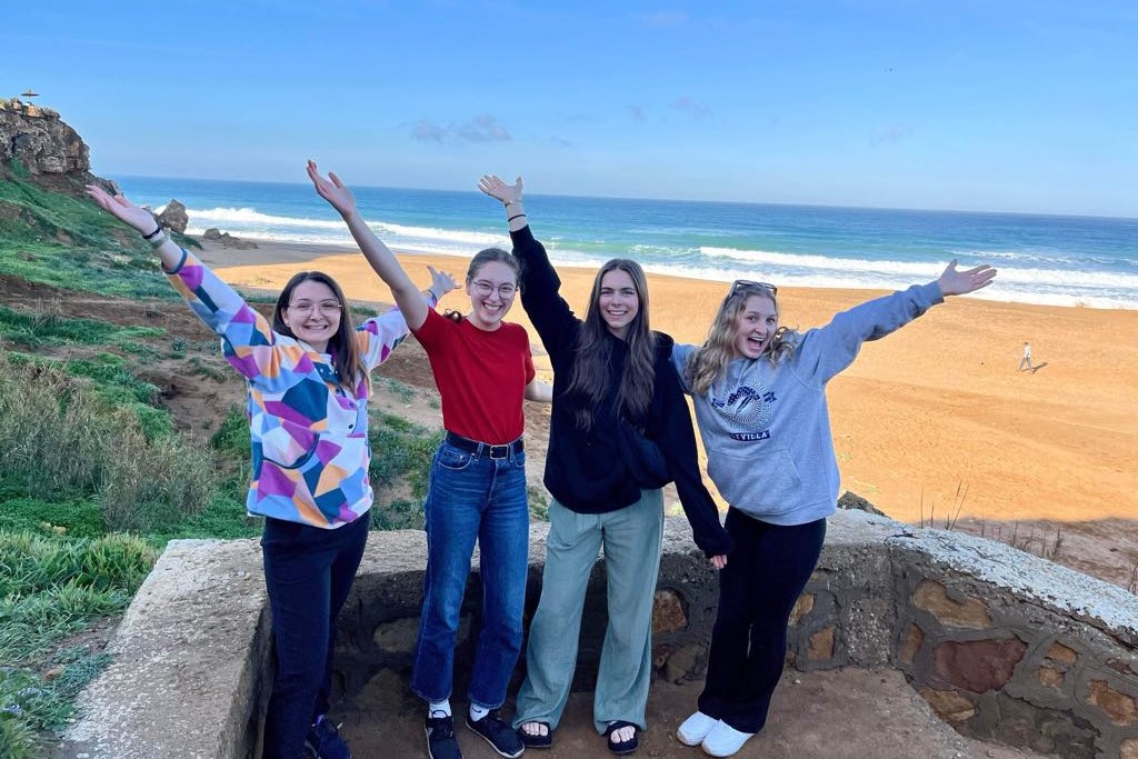 étudiantes en voyage à la plage