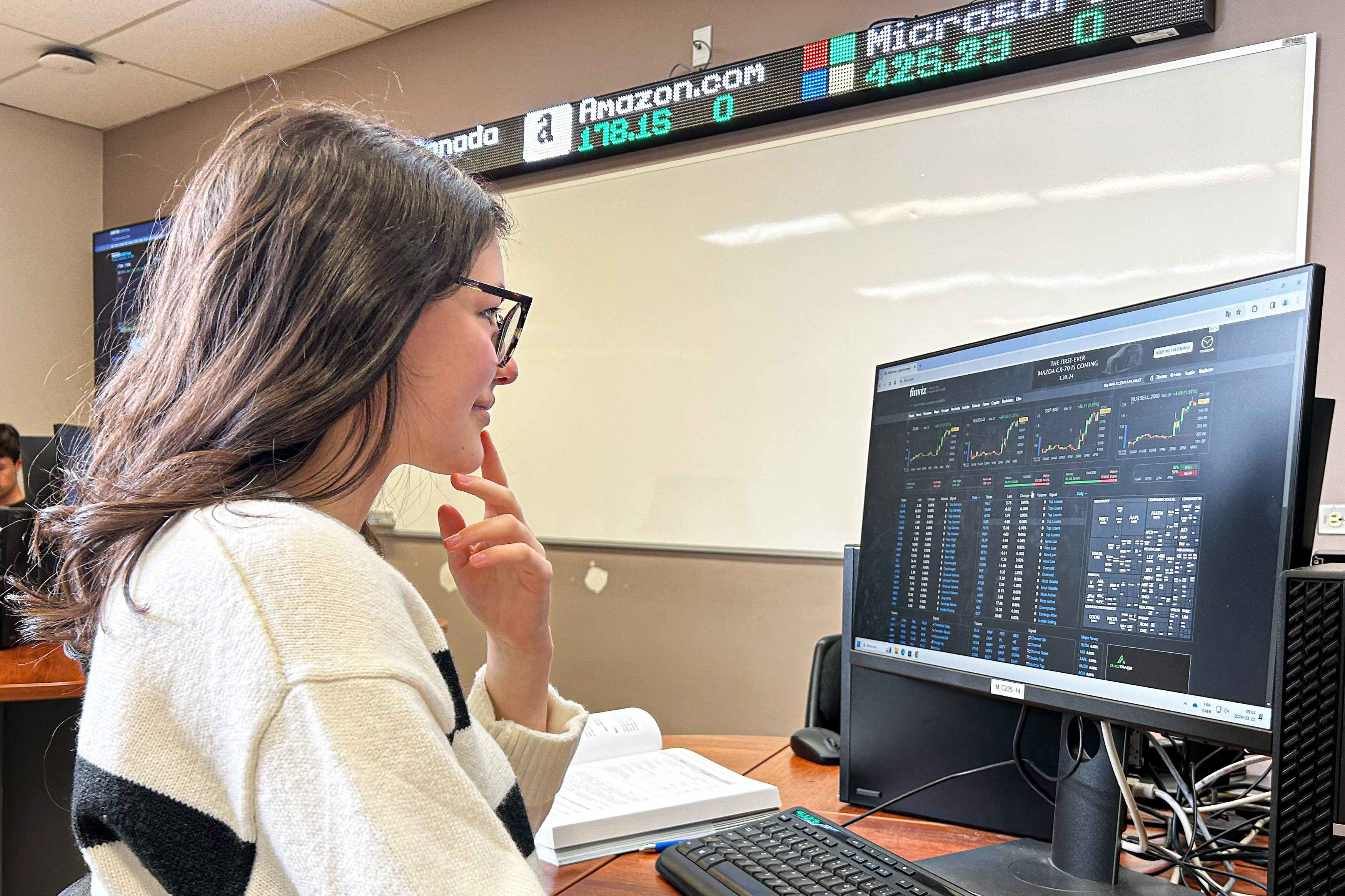 étudiante-classe-services-financiers-assurances