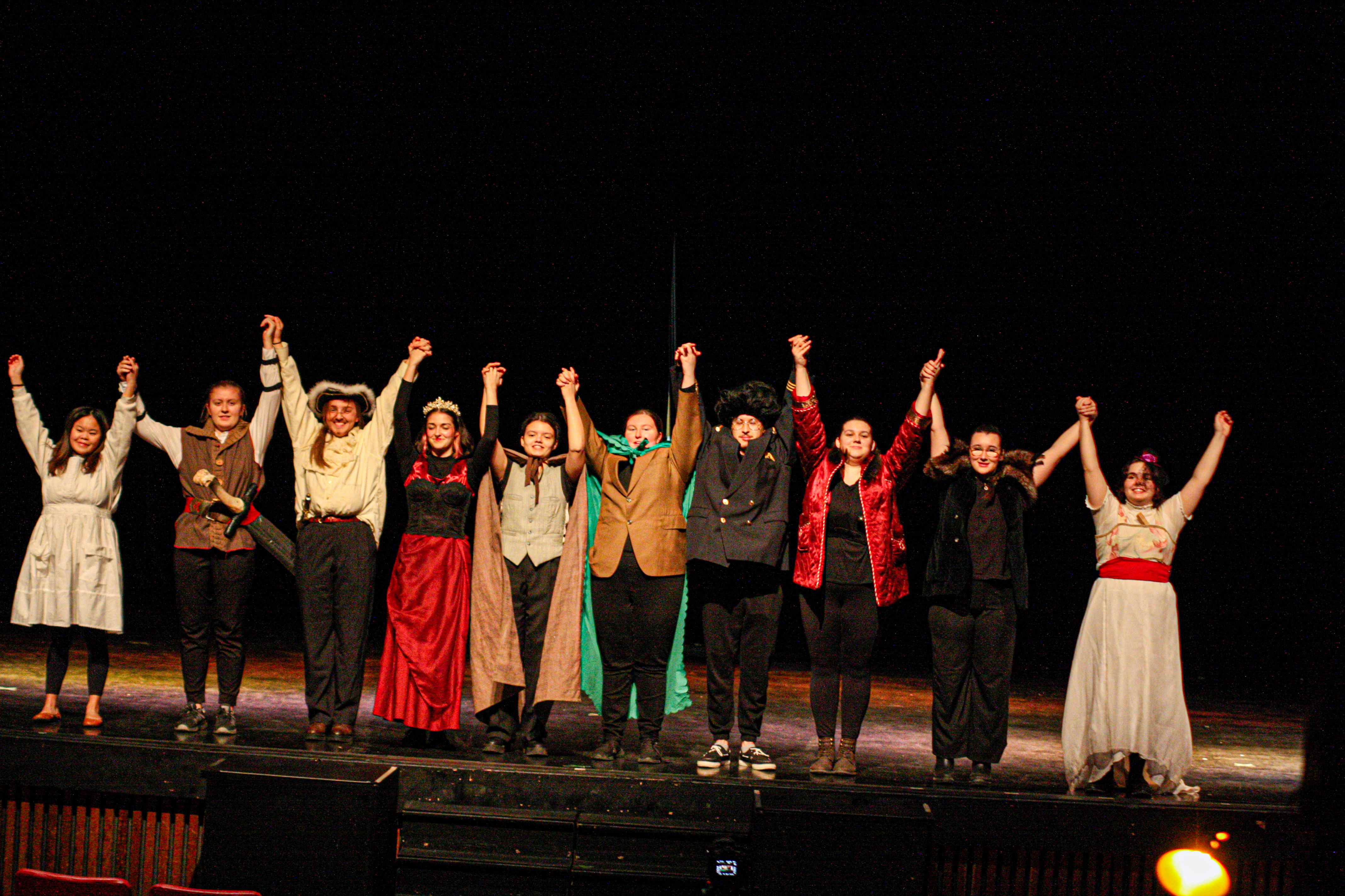 salut-final-étudiants-sur-scène