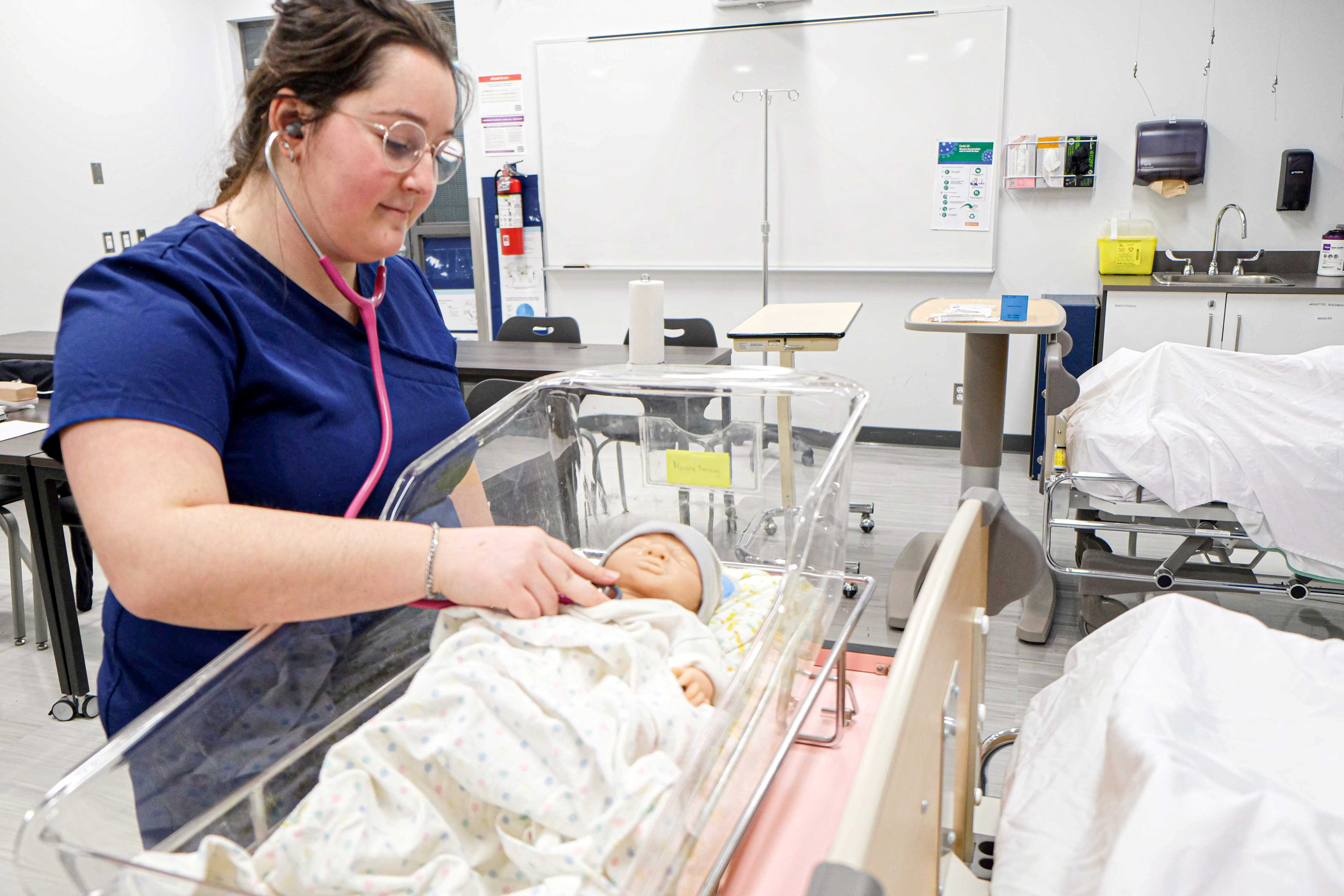 étudiante-soins-infirmiers-pouponnière